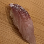 鮨 しゅん輔 - カマスの昆布〆。片面しか昆布をあてないので、昆布の旨味が入り過ぎず仄かなかおりが漂う仕立て