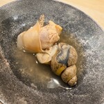 鮨 しゅん輔 - バイガイです。地味をいかすため、薄めの出汁で煮付けています