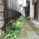 アビオファームズマーケット - このあたり・レトロな路地が入り組んでいます