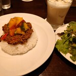 Cafe la voie - たっぷり夏野菜のスパイスキーマカレー＋サラダ＋アイスカフェオレ