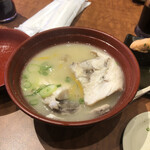 Kaisen Tokkyuu Ren Sushi Jijiya - あら汁の味噌汁です。ネタのアラを使ってるのでしょうが、とにかくボリュームたっぷりでお値段280円は安い！アラは骨がたくさんあって食べにくいのですが、実際味は美味しくてお得！ここに来ると絶対頼みます。