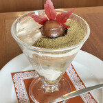 ロイヤルホスト - 　渋皮栗とほうじ茶のティラミスパフェ（968円）