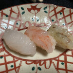 鮨よし - きたー(*≧▽≦)  ここの大好きな白えび‼️左から白えび、甘えび、がめエビ  白えび口の中でとろけました 