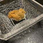 鮨よし - 〆は白ウニー  衝撃  ウニ美味い  だけどお腹いっぱい過ぎてお箸なかなか進まなかった  ﾜﾀｼには15巻は多いな  次回からやはり10巻の富山湾握りにしよう