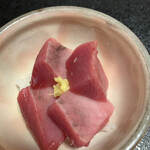 鮨よし - 店主おまかせ握りのトップバッターはブリ(*≧▽≦) 今朝取れのブリ まだ若いから握らず上に乗せたーと大将