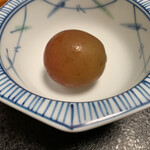 鮨よし - 女将さんが出してくれたルビーロマン  びっくりするほど甘い(*♥д♥*)  若女将さんもﾜﾀｼも1粒貰ったけど美味しくて驚いたーだって