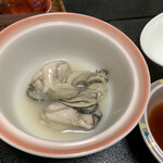 鮨よし - 酢の物の牡蠣より大きめで塩効いててめっちゃぷりっぷり 牡蠣は苦手だけどこれは食べられた‼️旦那さん汁まで全て飲み干してた