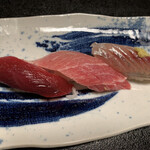 鮨よし - 左からマグロの赤みにトロにアジ ここのトロがほんとに美味しいのです  でもお腹がいっぱいやばい
