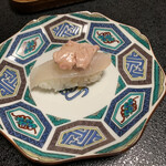 鮨よし - 出ました〜夫婦共々大好きなカワハギとキモ  醤油ではなくポン酢かかってます  今日のキモ  めっちゃデカい"(ﾉ*>∀<)ﾉやったー！  とろけました