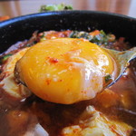 韓国家庭料理焼肉キム - おもいっきり半熟状態。
      