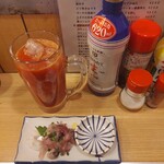 晩杯屋 - 店内で鯵を捌いていた