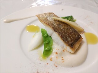 Petit Souhait - 白身魚のポワレ カブのソース