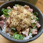 極麺 青二犀 - 他のご飯メニューが頼めない程美味しい角切りレアチャーシューと鰹節がたっぷりのジンジャー味の醤油ダレが堪らない大人のチャーシュー丼