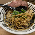 極麺 青二犀 - やや平打ちのストレート細麺　柔らかい美味しい材木メンマが4本入ってお得です。