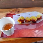 宝登山神社売店 - 味噌ポテト（\200）とサービスの麦茶