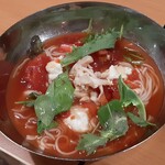 ガスト - 蒸し鶏とモッツァレラのトマト冷麺