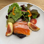 Restaurant Koo - 信州サーモンの軽い燻製　秋茄子・無花果・胡麻