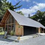 Restaurant Koo - 三角屋根の外観。手前がベーカリーの入り口