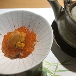 梅田 鮨 個室 みや川 - 塩水うにといくら（隣は今年初の土瓶蒸し）。