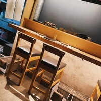 厳選焼鳥 一石三鳥 本店 - カウンター席は2名ずつ間隔広め