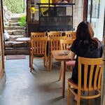 手打ちそば 十八庵 - 6人掛テーブルと4人掛テーブルのみ