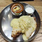Indo Teishoku Tariya - 注文してから7分ほどで「バターチキン&チーズナンセット」が到着！