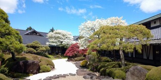 Tsukuba Sansuitei - 中庭：春には白のハナミズキが満開です。