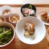 マルシェダイニング「ネン」 - お代わり:おかずになる物は豚しゃぶサラダ、唐揚げ、チキンと根菜のコンフィだけ