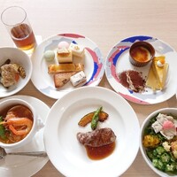 マルシェダイニング「ネン」 - メイン2種類、サラダ、唐揚げ、チキンと根菜のコンフィ、スイーツ、フルーツ、烏龍茶