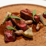 レストラン オオツ - 2022.9 栃木産A5和牛のバヴェットステーキ 赤ワインソース ビーツのピュレ アーティチョーク 落花生