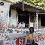 Giovanni's Shrimp Truck - 上からな客対応