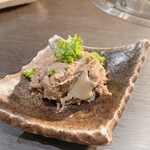 扇矢 - お通し(タンのコンビーフ)