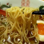 鳥三郎 - 多加水縮れ麺