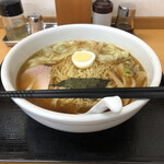 らーめんどんぐり - ワンタンめん、900円。