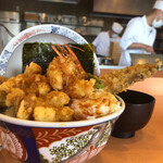Edomae Tendon Hamada - 江戸前天丼には一本穴子、海老、イカと貝柱のかき揚げ、獅子唐、半熟玉子、海苔の天ぷら入り