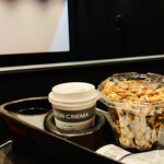 AEON CINEMA - プレミアムポップコーンキャラメルプレッツェルとカフェラテ