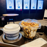 AEON CINEMA - プレミアムポップコーンキャラメルプレッツェルとカフェラテ