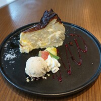 Bar Espanol YEBRA - デザート：オリーブオイルをかけた塩チーズケーキ キャラメルアイス