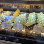 エーグルドゥース - 店内/ショーケース