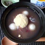 Wakakusa - 美味的甜品中間放著冰淇淋，
                      這樣的搭配真是太棒了！
                      真的很好吃呢。
                      白玉的口感偏硬。