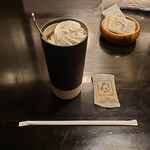 커피야 람푸 메이와점 - ●비엔나 커피(아이스) 500엔
                      진한 쓴맛의 아이스 커피 위에
                      휘핑크림이 올려져 있습니다.
                      휘핑크림은 커피에 녹지 않네요.
                      맛이 우유 맛이 없고 자연스럽지 않아요.