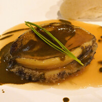 NOGI - 勇名物 蒸し鮑の二種ソース 蒸しパン添え　浅利出汁紹興酒バターソースと肝醤油ソース