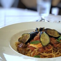 THE BLUE - ◆九州地鶏と自家製モッツァレラチーズの　トマトソース スパゲティ・・ボリュームタップリで、他店の1.5倍弱ありそうな感じ。