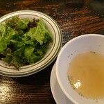 Shikago Suteki O-Rora Hanare - セットのスープとサラダ