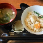 彩釜めし 和しょく家 - 釜めし御膳の味噌汁と漬物