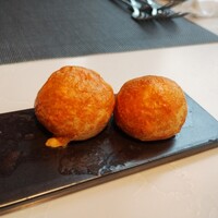 ブリーズ オブ トウキョウ - チーズをシュー生地で包んだアミューズ