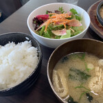 Keizukicchin - サラダ、ご飯、味噌汁