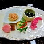 那須温泉　山楽 - 前菜（三食手綱寿し、花鯛子、蛍烏賊新挽き揚げ、蕗辛煮、茎山葵、桜百合根）