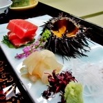 那須温泉　山楽 - 刺身（雲丹、本鮪、鯛昆布〆、山葵、あしらい一式）