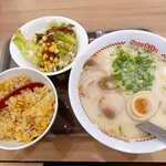 SUGAKIYA Yokkaichi Kita Ion Moru Ten - 濃郁口味的SUGAKIYA拉麵與炒飯・沙拉套餐